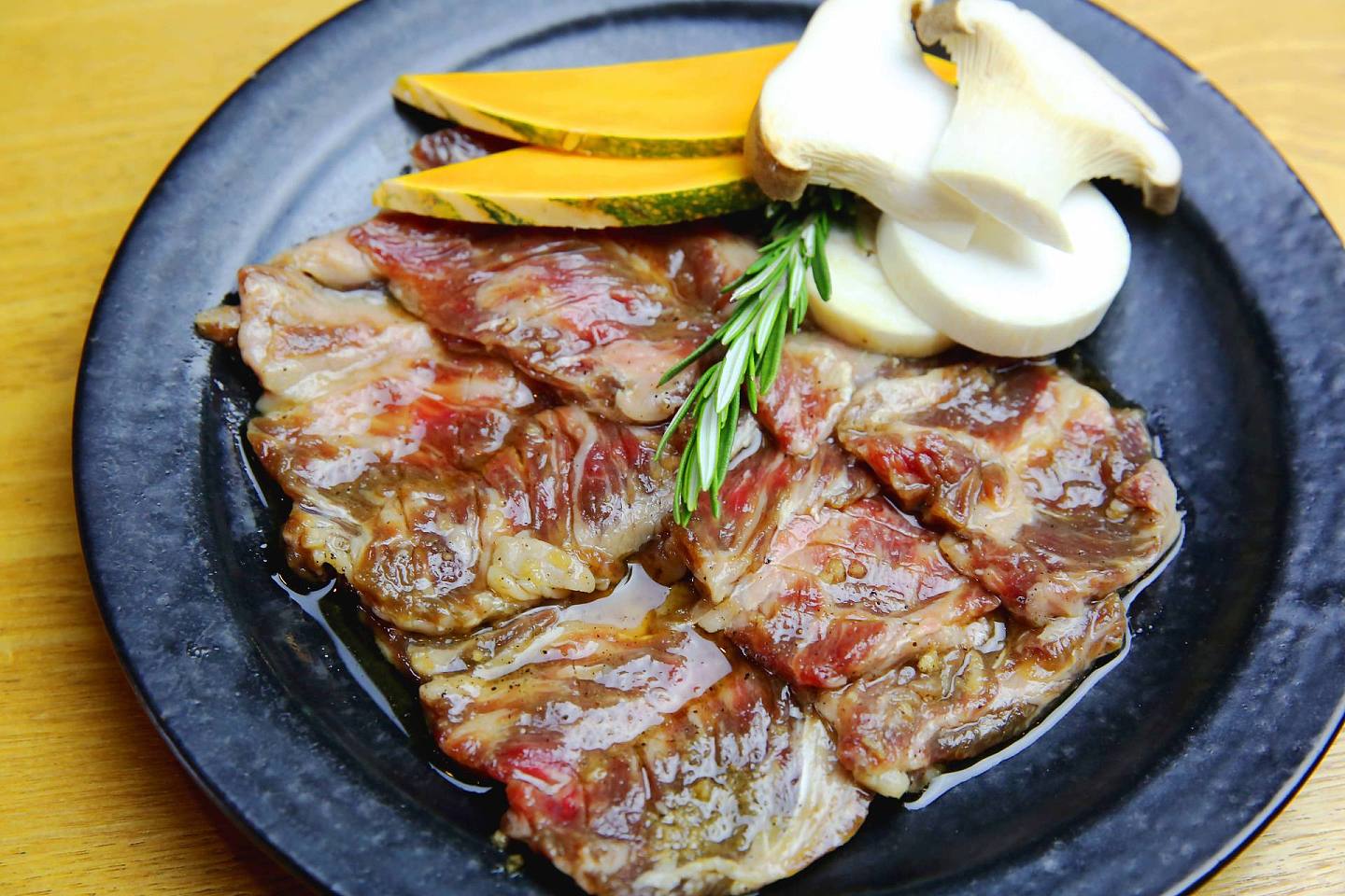 烤牛肉、烤猪肉so boring！韩式BBQ鸭肉，烟熏鸭肉沙拉，鸭肉铁板烧...全鸭宴你们吃过没？ - 7