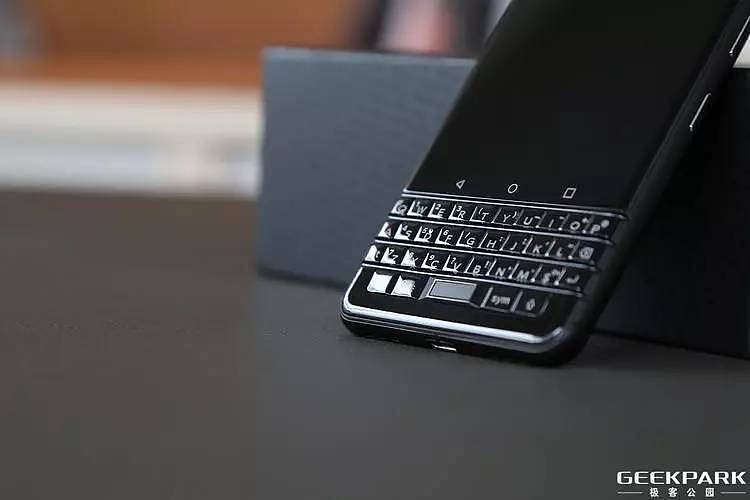 黑莓 KEYone 图赏：依旧熟悉的键盘，不过空格键上多了指纹识别 - 5