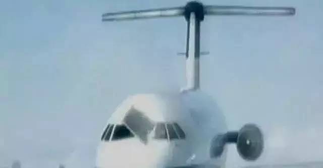 惊魂！万里高空的航班上，乘客发现窗外有个人在飞 - 8