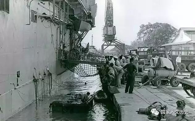 西贡港口的水下突袭：北越蛙人部队用美式炸弹炸沉美军航母 - 9
