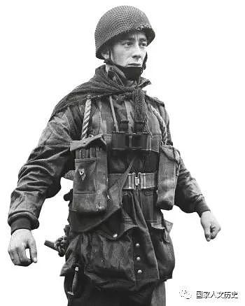 伞兵枪、迷你小摩托、M1钢盔：二战军事强国迅速进化的伞兵部队 - 3