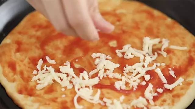 【今日菜谱】超多料的海鲜披萨，一口满足你的胃！ - 15