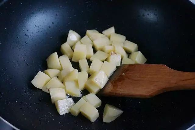 今日菜谱│用土豆做出简单的快手菜，香辣入味，特别下饭 - 7