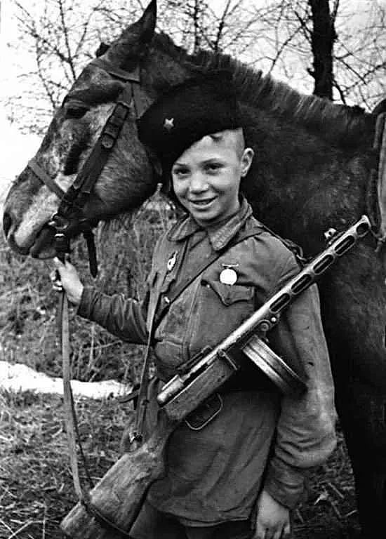 苏德战场上的苏联红军娃娃兵：稚气未脱却英勇无比，最小的只有11岁 - 17