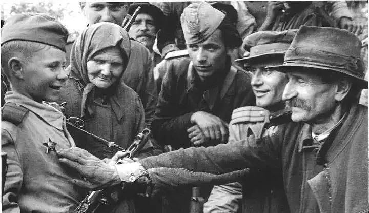 苏德战场上的苏联红军娃娃兵：稚气未脱却英勇无比，最小的只有11岁 - 18