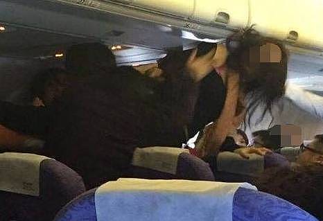 两中国女子在东京机场飞机上厮打，致航班延误，原因让人无语！ - 3