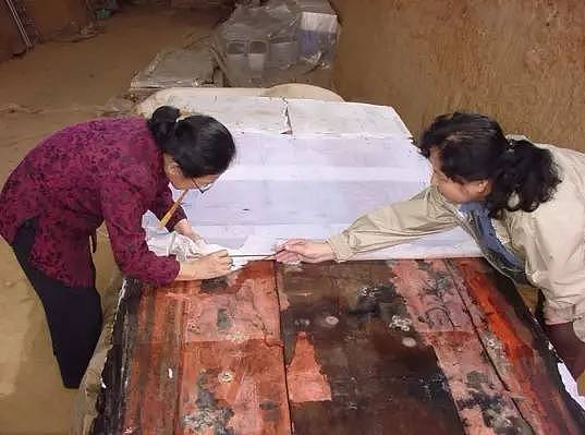 当埋藏千年的纺织品重新出土，考古工作者如何克服紫外线、风沙等困难，将其修复成完整的衣物？ - 7