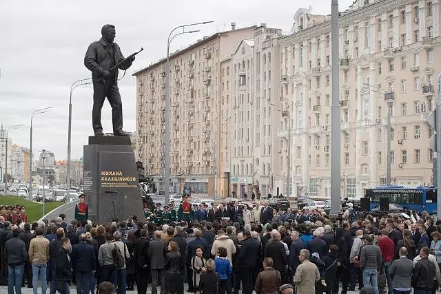俄罗斯人为卡拉什尼科夫建立雕像，他的AK系列为何广受追捧？ - 3
