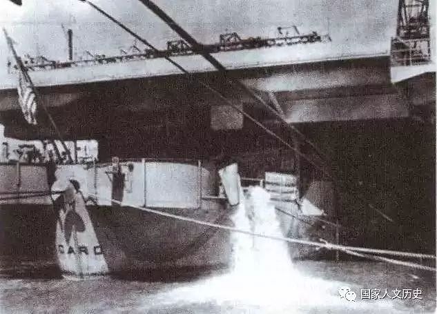 西贡港口的水下突袭：北越蛙人部队用美式炸弹炸沉美军航母 - 11