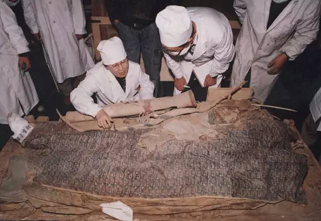 当埋藏千年的纺织品重新出土，考古工作者如何克服紫外线、风沙等困难，将其修复成完整的衣物？ - 15