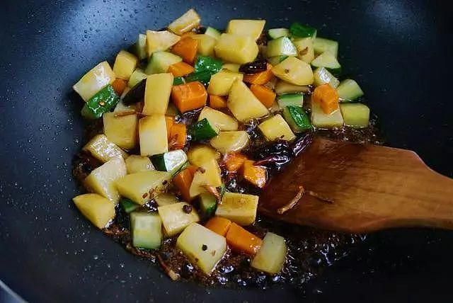 今日菜谱│用土豆做出简单的快手菜，香辣入味，特别下饭 - 11