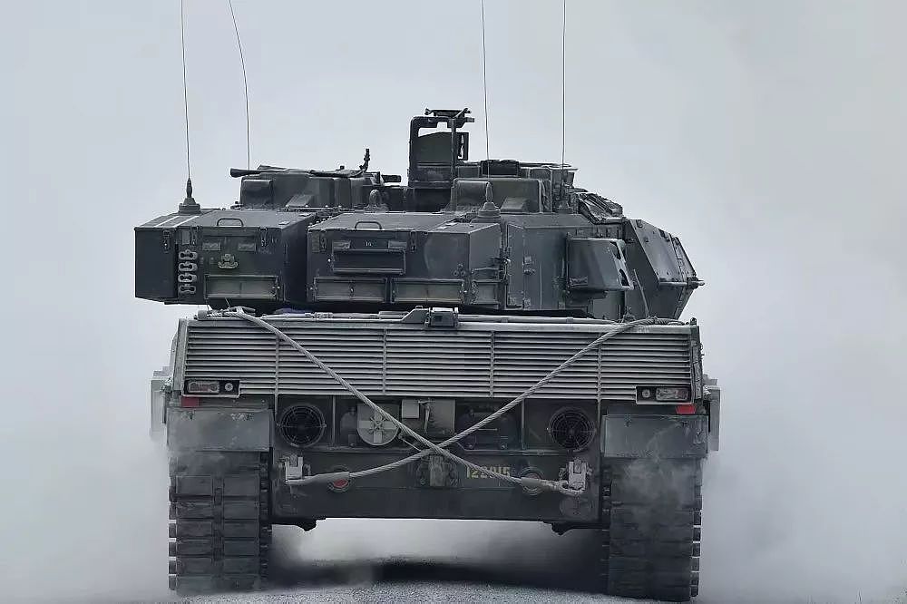 欧洲最强坦克挑战赛，瑞典女兵扛炮弹性感抢镜！ - 15