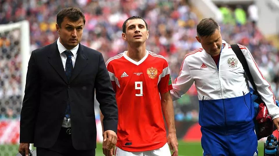 世界杯给了俄罗斯足球救赎的机会，却唯独没给他留下追梦的时间 - 1