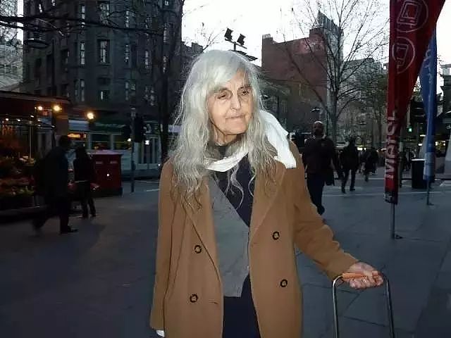 580万人被她感动！84岁澳洲老奶奶流浪街头20多年，她的琴声让全世界着迷，她的故事让所有人心碎… - 4