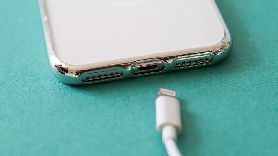 苹果「电池门」持续发酵，iPhone 电池到底该怎么换？（内附攻略） - 10