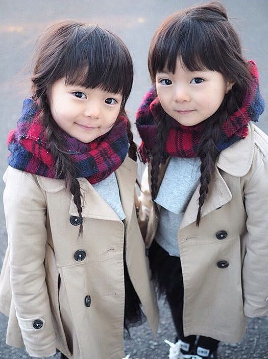 这对日本双胞胎小姐妹，复制粘贴的脸蛋和打扮，直接萌倒无数网友... - 7