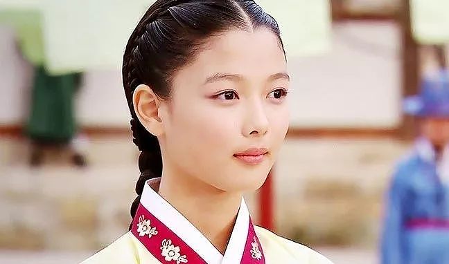 她是99年出生号称“天然美颜”的韩国实力派演员，同样都是20岁，金裕贞的颜值可以秒杀一切网红！ - 5