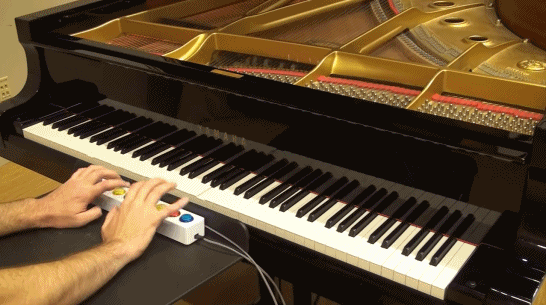 科技大佬“改造”钢琴，只留了8个键。。 - 2