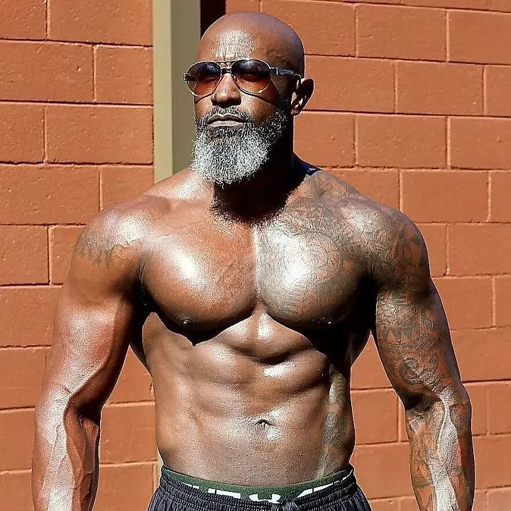 55岁黑金刚用肌肉告诉你：年龄就是个屁 - 49