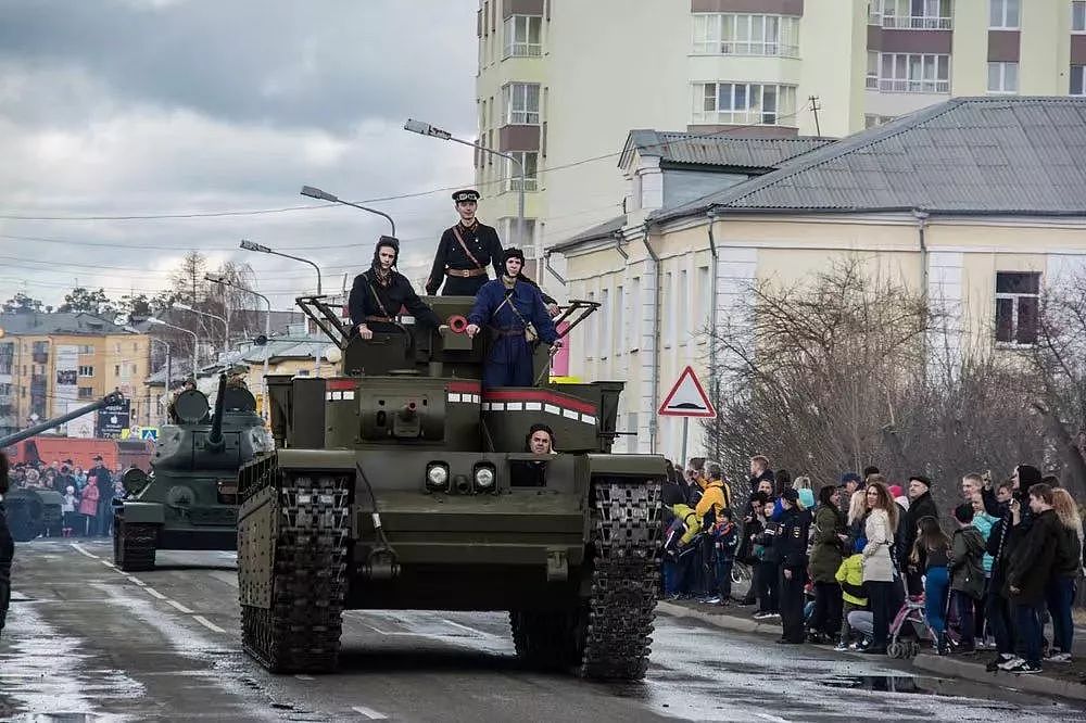 俄国阅兵把二战古董战车开上大街，T35坦克引起军迷一片尖叫 - 27