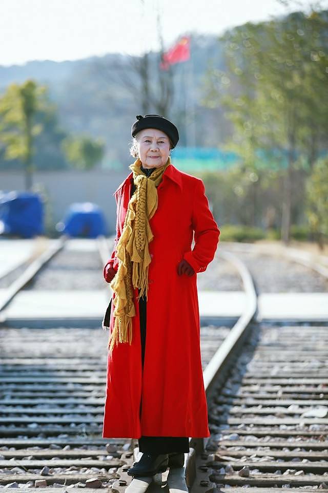 70岁中国旗袍奶奶，走向国际T台，惊艳世界：等我老了，也要这样美 - 17