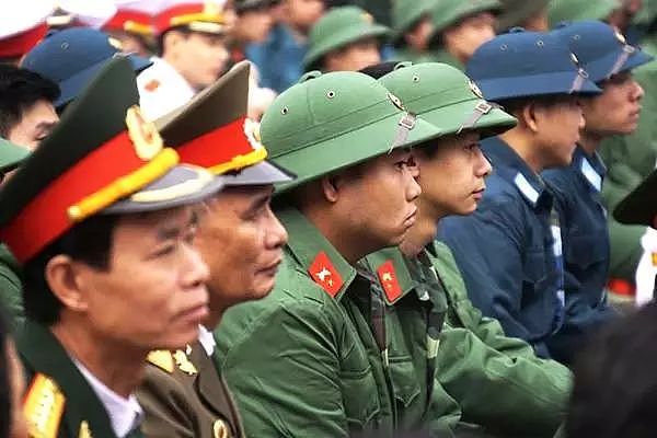 越南军队到现在都没有普及钢盔？这款木头做的“绿帽子”很扎心 - 4