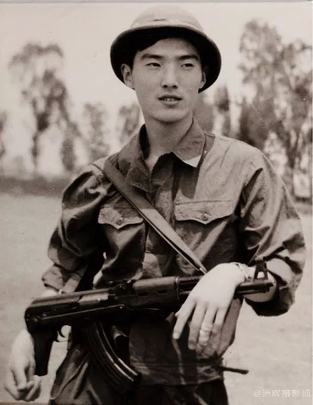 在冯小刚，葛优…几百位明星背后的男人，扛过枪流过血，拍过《芳华》，如今却开始不务正业了 - 41