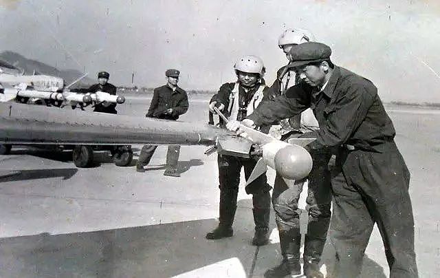 国军第一次使用导弹就被解放军缴获！但飞行员牺牲了｜军武正片 - 8