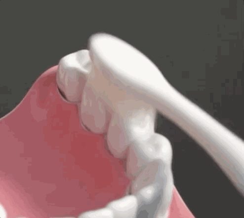 牙医手把手教你最实用的刷牙方法，1 步 1 动图！ - 18