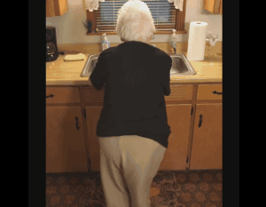 93岁硬核奶奶恶搞孙子爆红全网，1300w网友点赞：希望我老了也能这么酷！ - 42