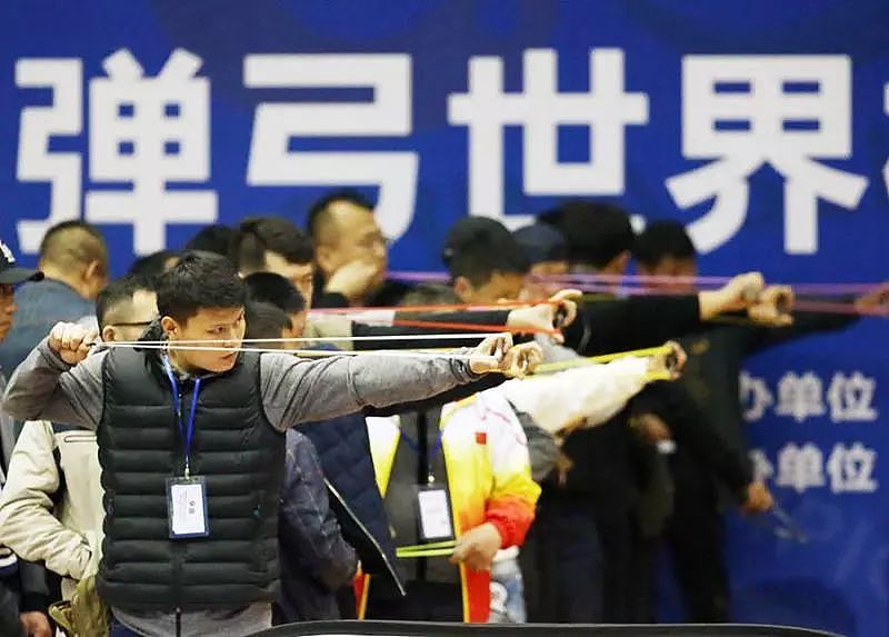 世界弹弓大赛冠军是中国辅警，一发钢珠把对方手中短刀打掉 | 轻武专栏 - 7