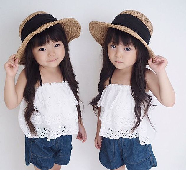 这对日本双胞胎小姐妹，复制粘贴的脸蛋和打扮，直接萌倒无数网友... - 32