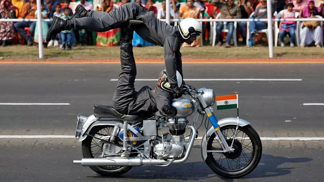 摩托车叠罗汉、高到过肩的正步走，印度军队还有哪些奇葩传统？ - 3