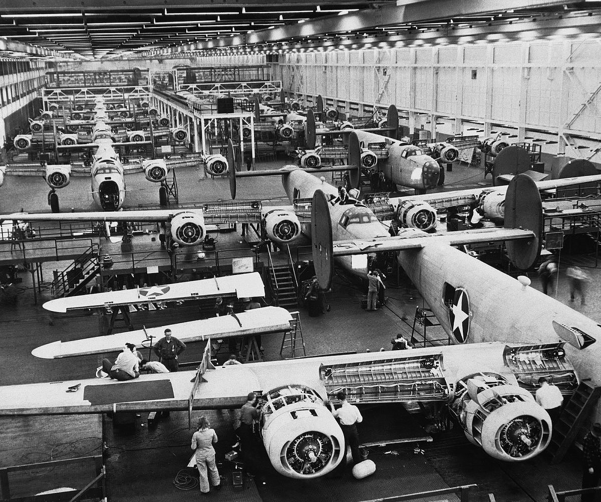 美国B-24轰炸机二战中生产18000架，四成是福特公司生产｜老照片 - 11