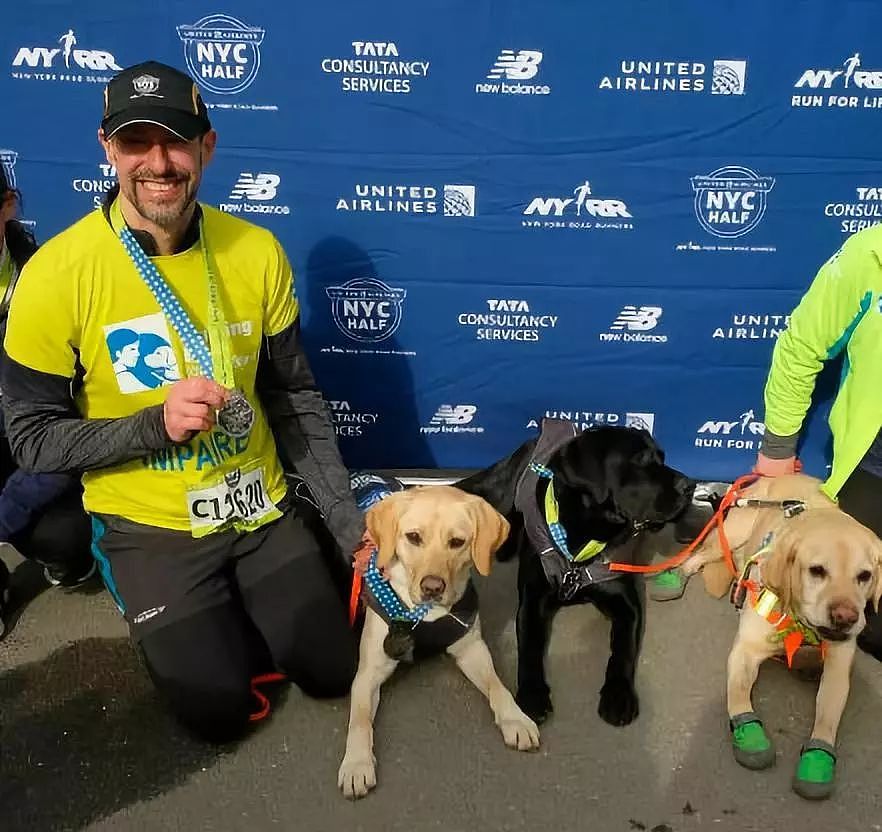 三只导盲犬轮流协助引导盲人小哥跑完21公里马拉松比赛！ - 1
