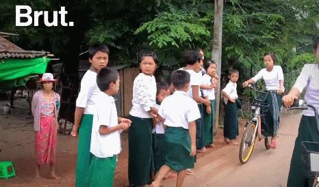 中国抛弃在“坟场”的ofo小黄车，被他花15万美元买下10000辆，送给缅甸儿童，背后的故事暖哭所有人 - 4