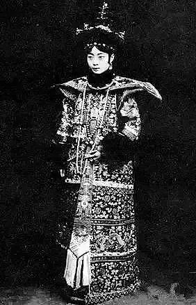 中国最后的皇后，丈夫性无能，她吸毒，出轨致孕，女儿被扔进锅炉，颠沛一生最后尸骨无存！ - 8