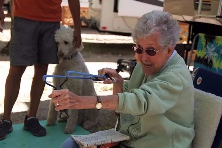 90岁奶奶患癌放弃治疗，选择带狗旅行度余生 - 6
