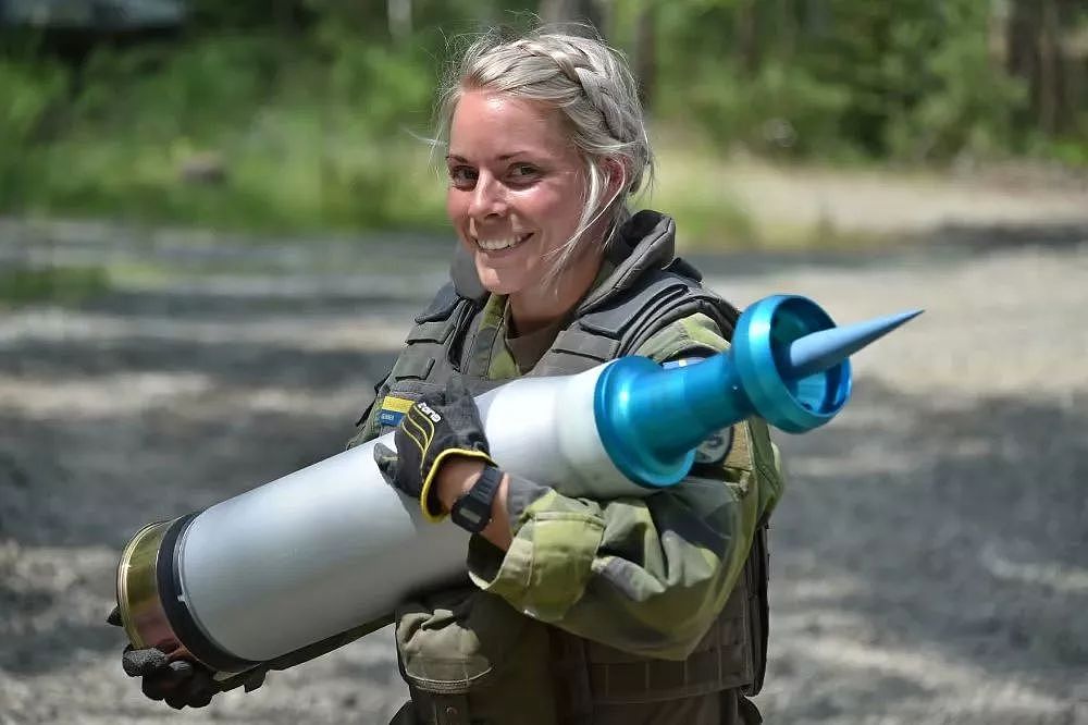 欧洲最强坦克挑战赛，瑞典女兵扛炮弹性感抢镜！ - 4