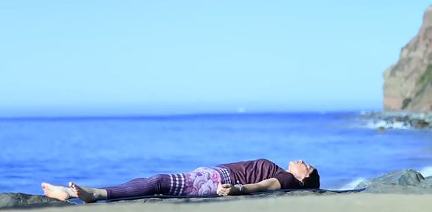 海边练瑜伽，精气神十倍充足 ▷ 每日一练 - 22
