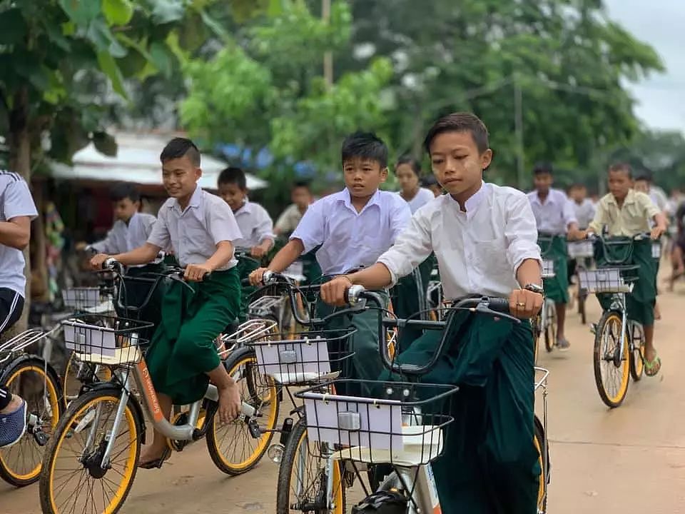 中国抛弃在“坟场”的ofo小黄车，被他花15万美元买下10000辆，送给缅甸儿童，背后的故事暖哭所有人 - 10