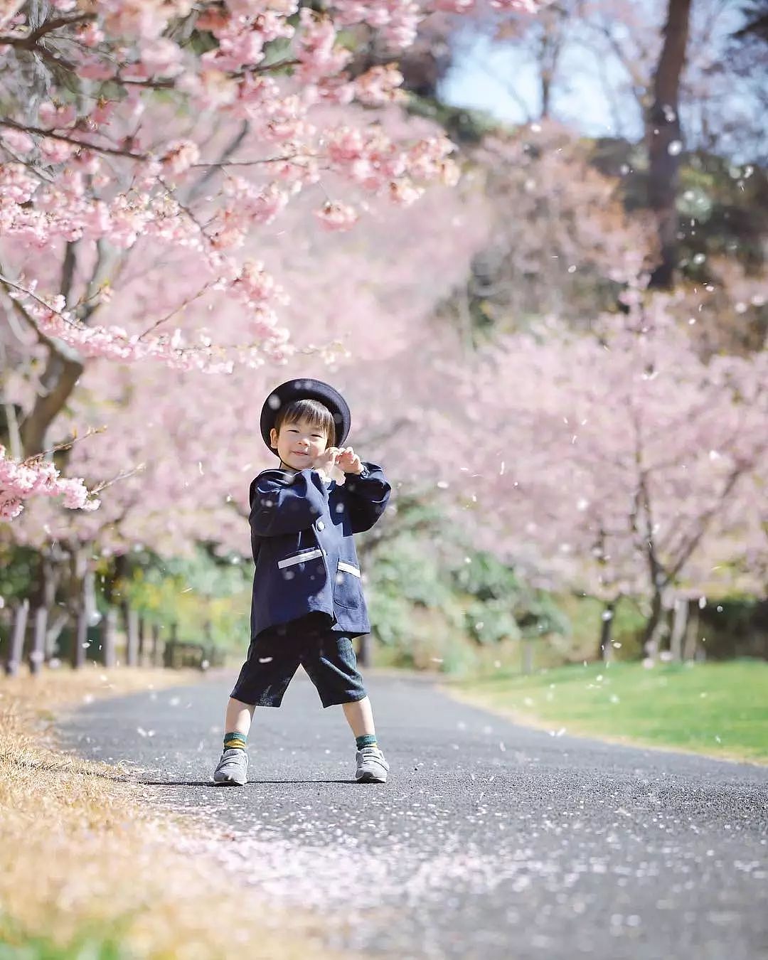 日本妈妈偷拍樱花树下的儿子，美成宫崎骏童话，治愈无数人 - 8