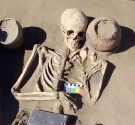 2100年前的古墓里竟挖出一部iPhone，还戴了镶钻手机壳？！ - 3