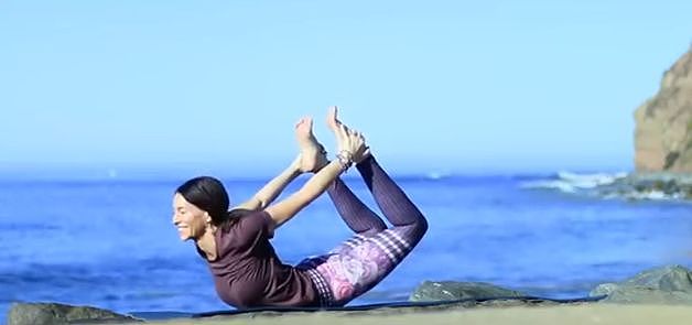 海边练瑜伽，精气神十倍充足 ▷ 每日一练 - 10