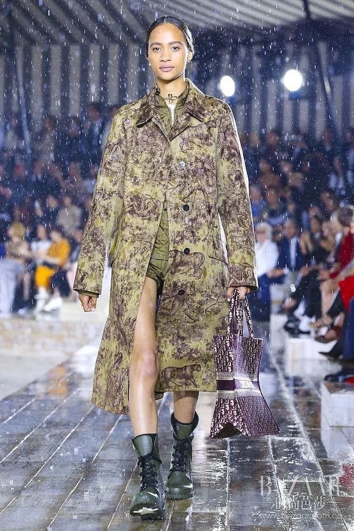 淋着雨也要时髦向前，Dior 2019早春大秀雨中绽放自由姿态！ - 12