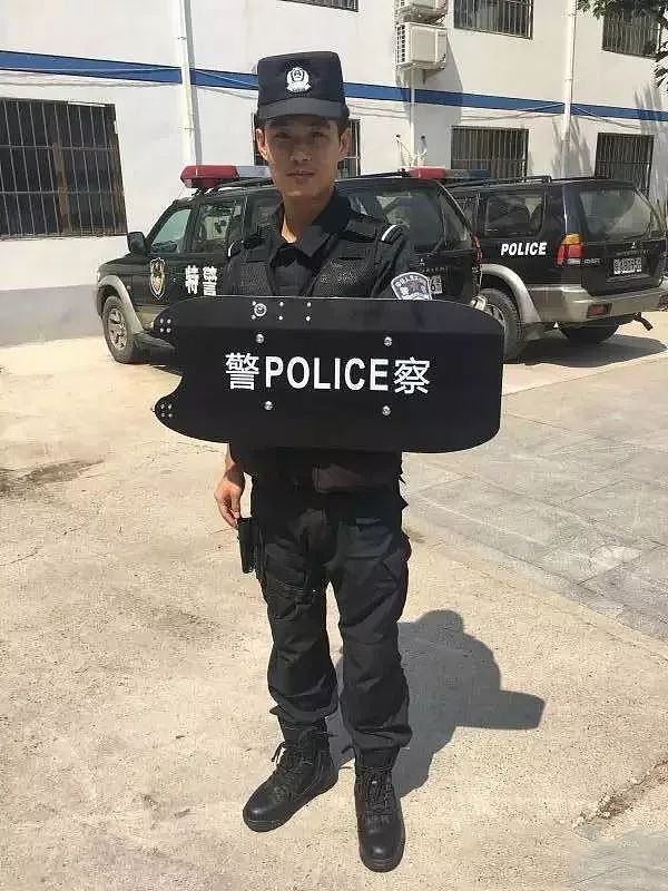 中国警察身背“大宝剑”巡逻！为啥民警现在都爱用古代冷兵器？｜军情晚报 - 25
