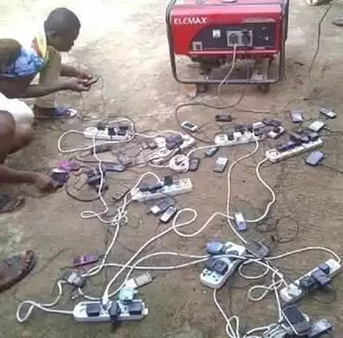非洲人终于有钱买手机，却没办法充电，于是出现这一幕…… - 3