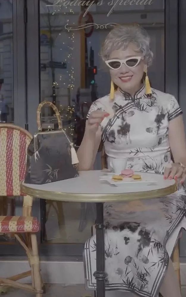 中国奶奶穿旗袍游巴黎，惊呆老外：美与年龄无关 - 9