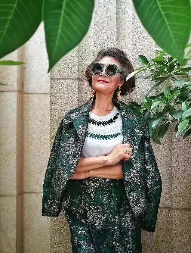 70岁中国旗袍奶奶，走向国际T台，惊艳世界：等我老了，也要这样美 - 12
