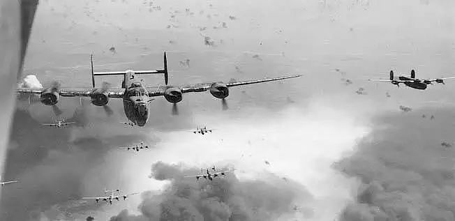 美国B-24轰炸机二战中生产18000架，四成是福特公司生产｜老照片 - 20